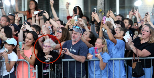 La imagen que muestra cómo fotografiamos las cosas en vez de disfrutarlas